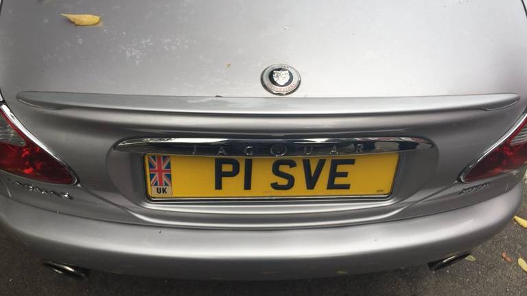 De auto met het curieuze nummerbord (foto: Jan de Vries).