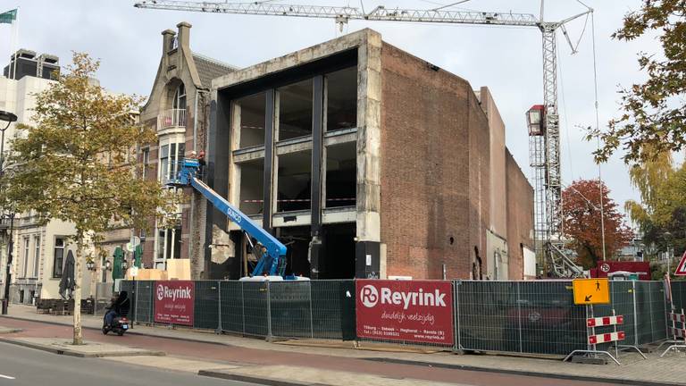 De sloopt van het Midi Theater in Tilburg is in volle gang (Foto: Imke van de Laar)