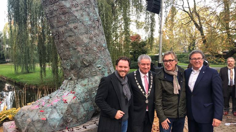 D'n Ouwe Sok is maandag onthuld, het kunstwerk staat in het Emile van Loonpark.