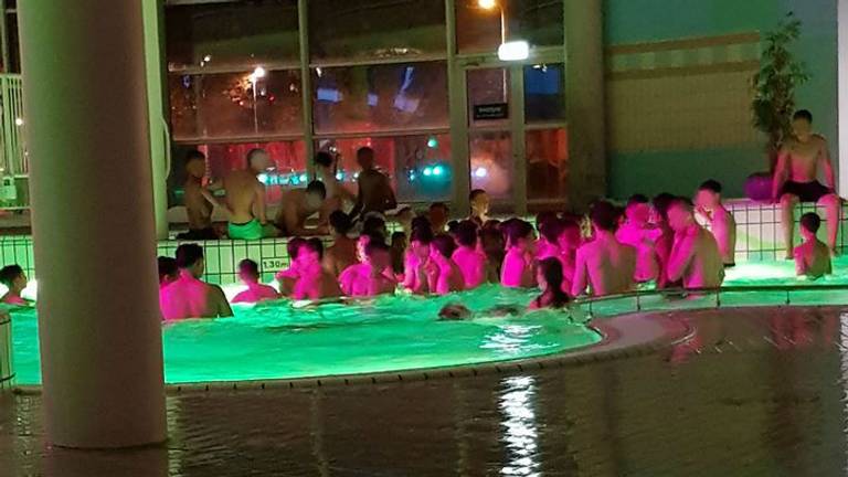 Een grote groep jongeren zorgde voor overlast in zwembad Stappegoor. (Foto: Manuela).