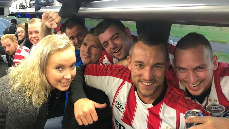 De voorpret begint in de bus naar Londen. (Foto: supportersvereniging PSV)