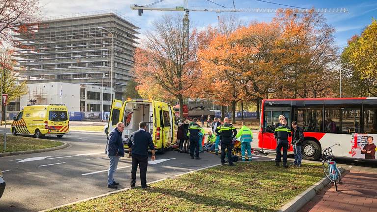 Ambulances waren snel ter plekke. (Foto: Sem van Rijssel/SQ Vision)
