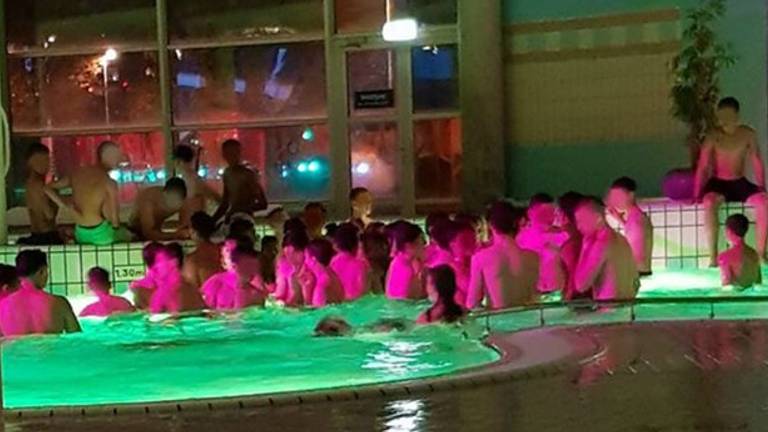 Een grote groep jongeren zorgde zaterdag voor overlast in zwembad Stappegoor in Tilburg. (Foto: Manuela)