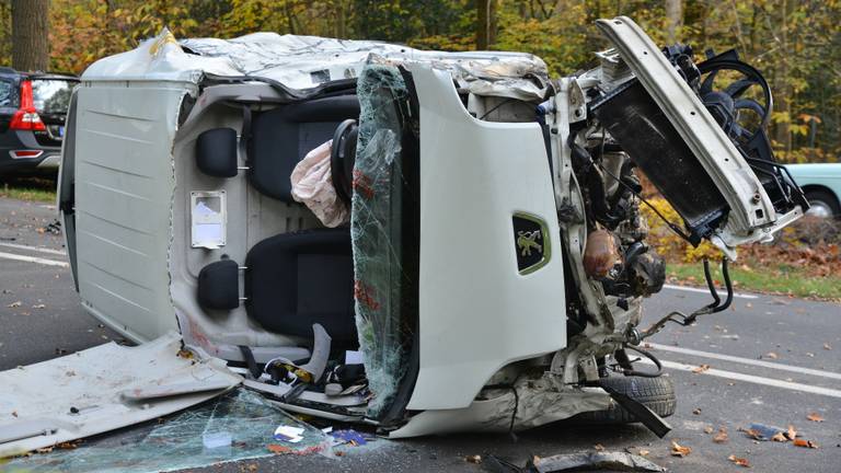 De auto is total loss (foto: Perry Roovers/SQ Vision Mediaprodukties)