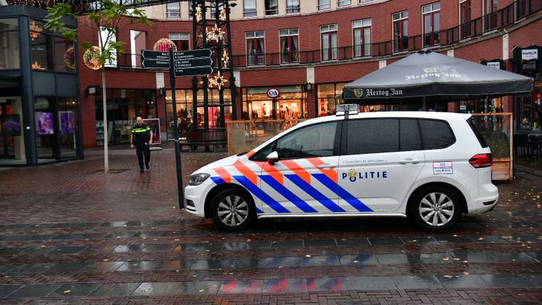 Agenten doen onderzoek in winkelcentrum De Kerverij. Foto: Dave Hendriks/SQ Vision