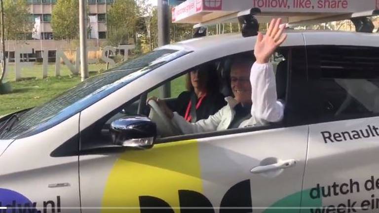 Burgemeester Jorritsma rijdt bezoekers van de  DDW rond in Eindhoven