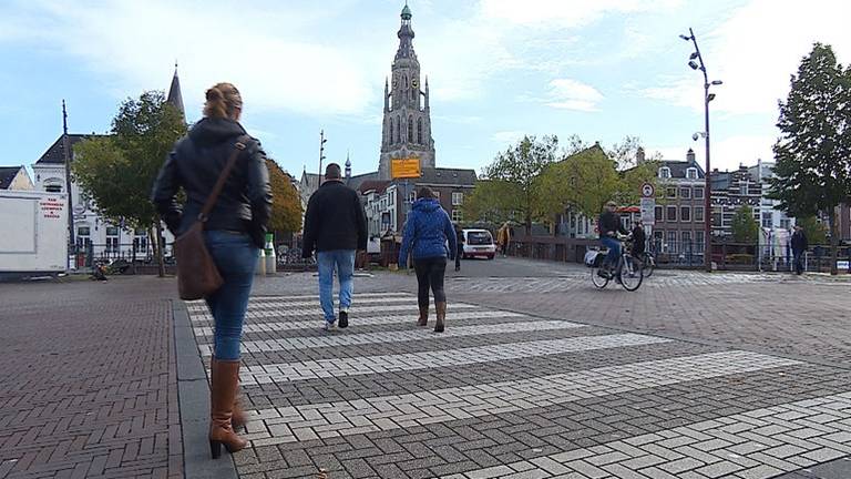 Het kruispunt in Breda bij daglicht waar Robbie werd aangereden. (Foto: archief)