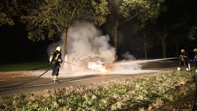 De brandende auto in Volkel. (Foto: Addy Smits)
