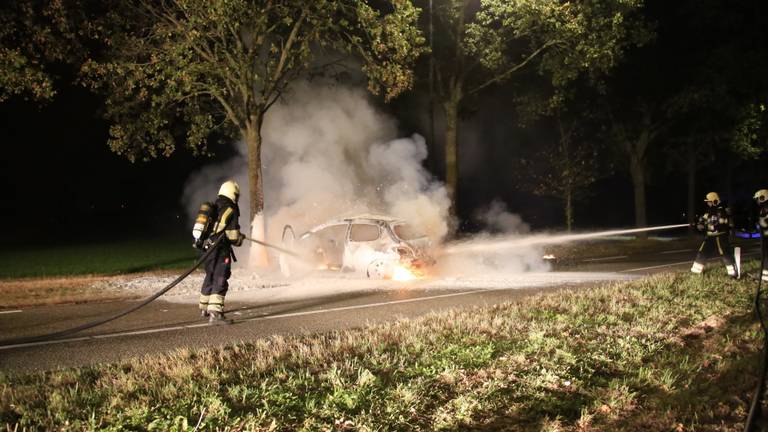 De brandende auto in Volkel. Foto: Addy Smits