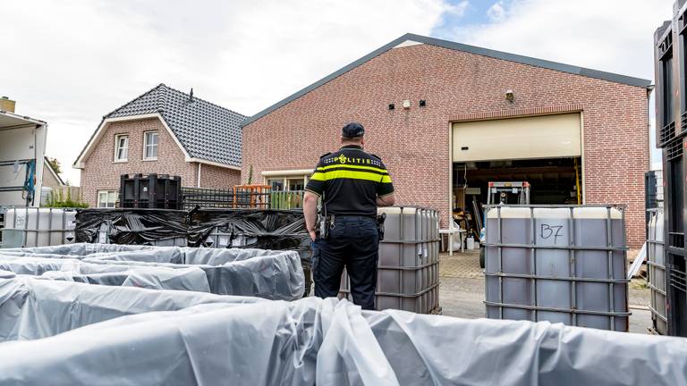 De ontmanteling van het drugslab in Lage Zwaluwe. (foto: SQ Vision)