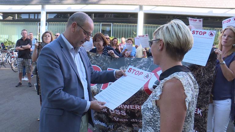 Overhandiging protestbrief mestfabriek