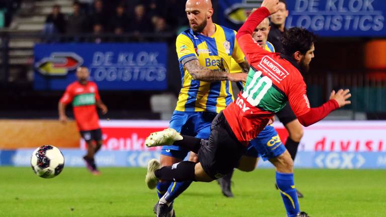 TOP Oss-speler Bryan Smeets (links), tegen NEC goed voor twee van de vijf doelpunten.