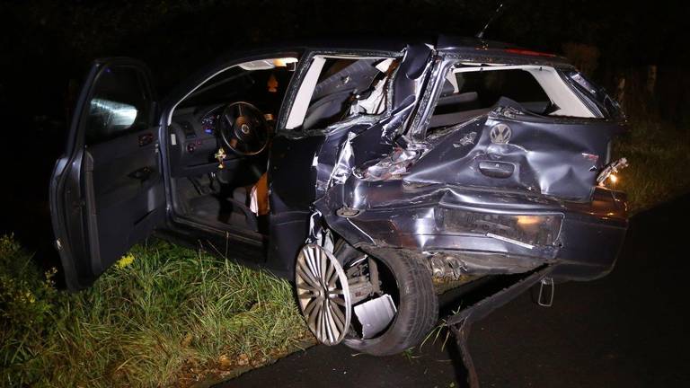 Van de aangereden auto is weinig over. (Foto: Bart Meesters)