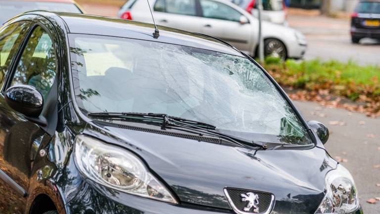 De vrouw belandde op de voorruit van de auto en vervolgens op de weg. (Foto: Sem van Rijssel / SQ Vision)