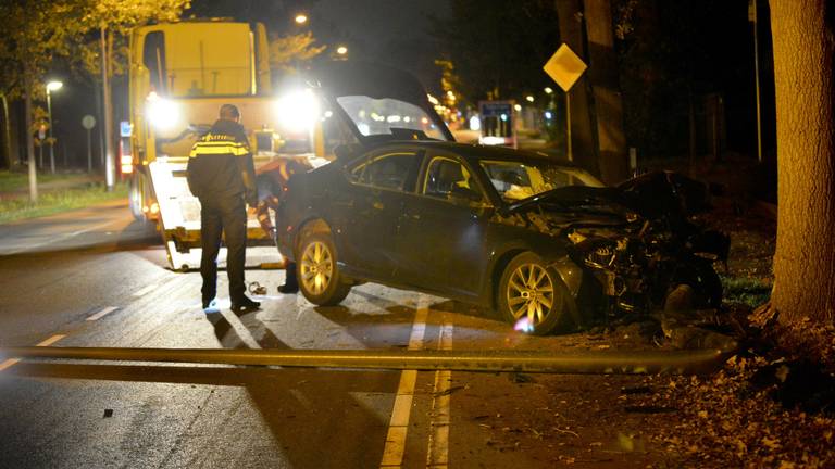 Verschillende hulpdiensten werden na het ongeluk opgeroepen. (Foto: Perry Roovers)