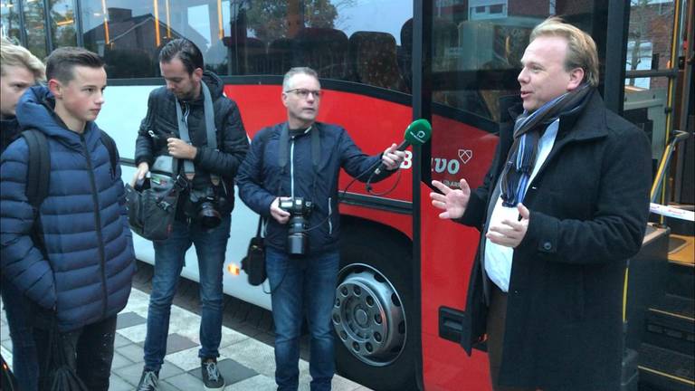 Wethouder Thomas Zwiers opent de buslijn. (Foto: Eva de Schipper)