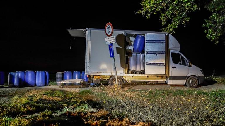 Een gedumpte vrachtwagen vol drugsafval in Halsteren (Foto: Marcel van Dorst/SQ Vision Mediaprodukties)