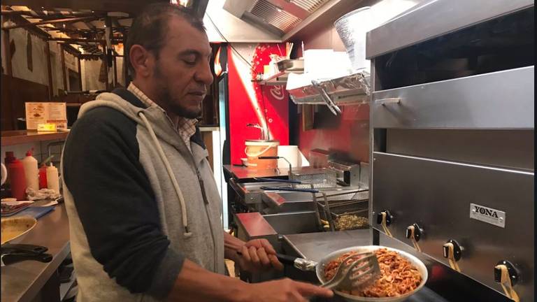 De baas van Farao aan het werk in zijn zaak. (foto: Raymond Merkx)