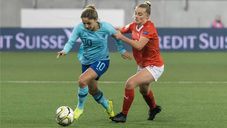 Daniëlle van de Donk in actie tegen Zwitserland (foto: OrangePictures).