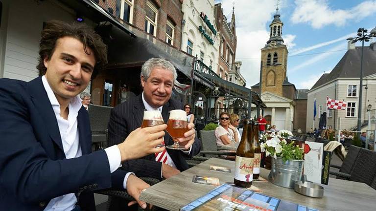 Jesse Klaver en burgemeester Niederer proosten op Roosendaal. (Foto: Timo Reisiger)