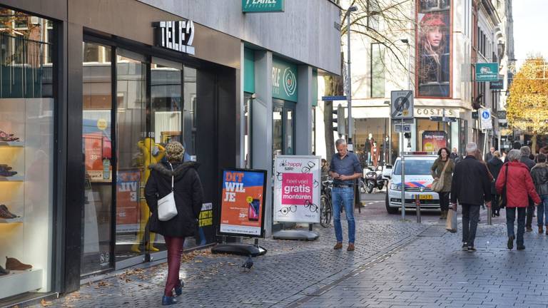 De daders gingen er met meerdere telefoons vandoor. (foto: Tom van der Put/SQ Vision )