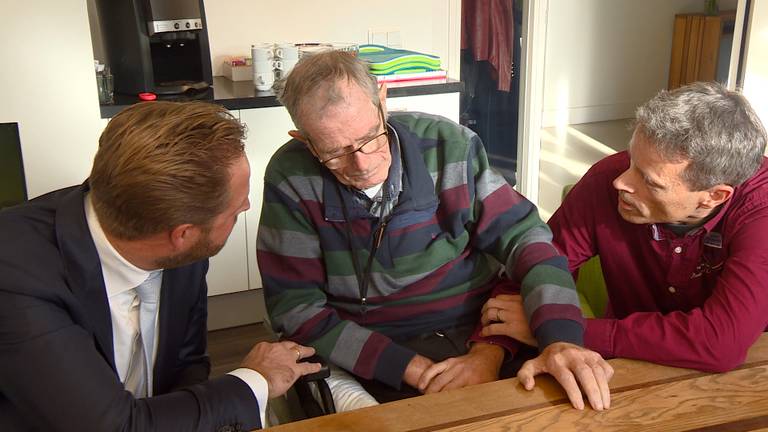 Minister Hugo de Jonge praat met gasten en hun familie in de woonkamer van het hospice.