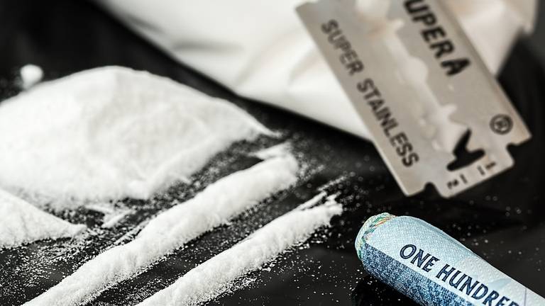 In een cocaïnewasserij wordt cocaïne uit een vaste stof gehaald.