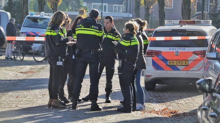 De politie onderzoekt de beelden van de bewakingscamera van de overburen (Foto: Toby de Kort)