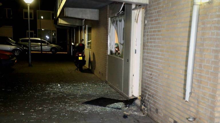 De explosie veroorzaakte veel schade aan de woning en straat in Den Bosch. (Foto; Bart Meesters/Meesters Multi Media)