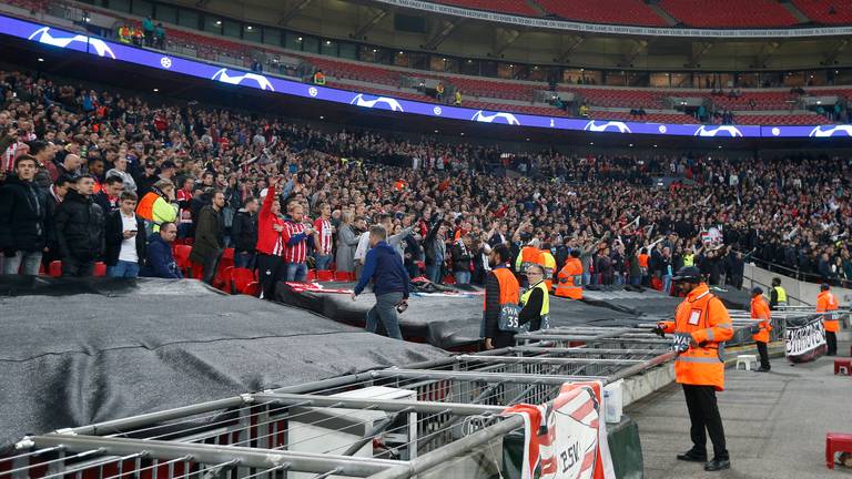 PSV-fans maken sfeer op Wembley tijdens het uitduel met Tottenham van 6 november.