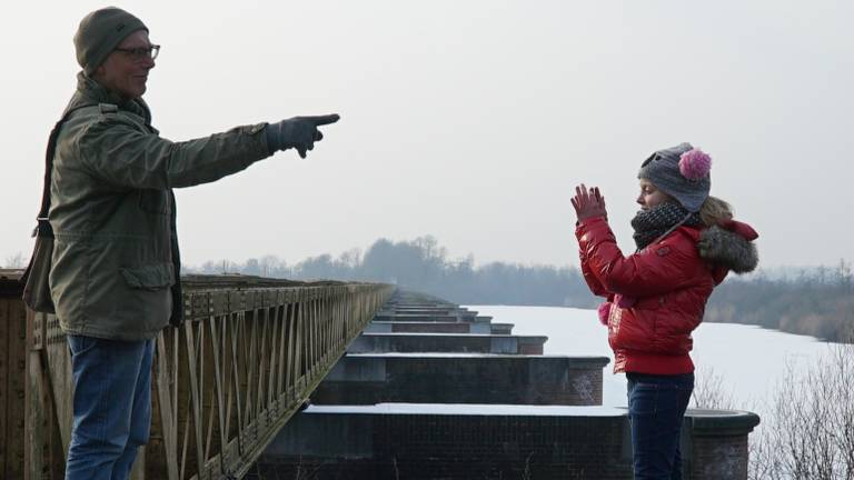 Oudere man en kind vertellen elkaar hun verhaal (Foto: Goud van Brabant)