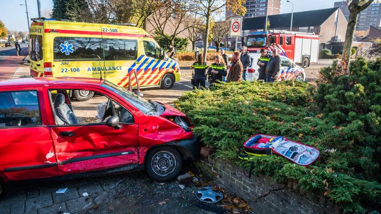 De auto raakte na de botsing een muurtje (foto: Sem van Rijssel/SQ Vision Mediaprodukties)