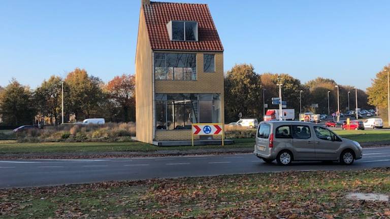 Het Draaiende Huis in Tilburg is alweer kapot (Foto: Jan Waalen)