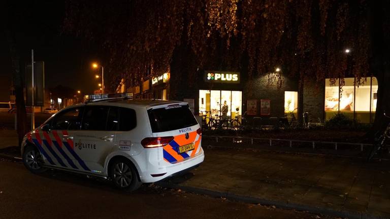 De politie doet onderzoek bij de Plus-supermarkt. Foto: Jozef Bijnen