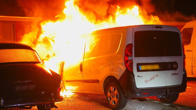 Brandende auto's in Oss (foto: Gabor Heeres SQ Vision Mediaprodukties)