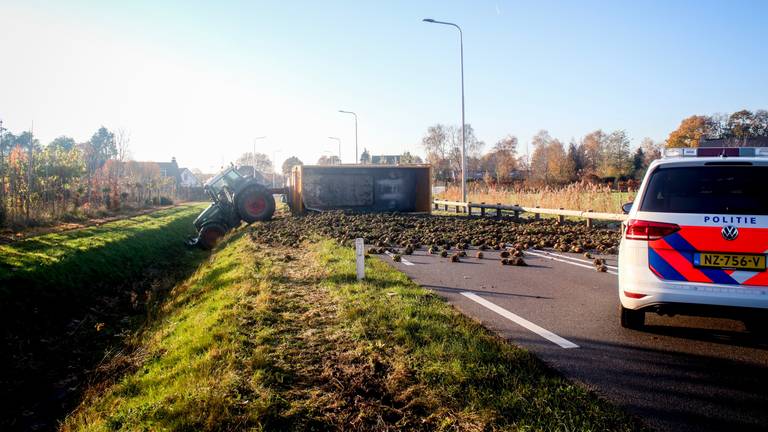 De trekker met suikerbieten op z'n kant op de Bolbaan (Foto: 112nieuwsonline)