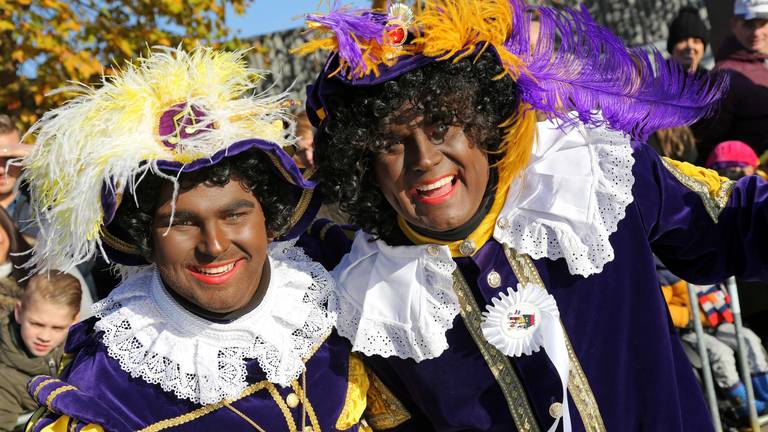 Vrolijke boel bij de aankomst van Sinterklaas (foto: Karin Kamp)