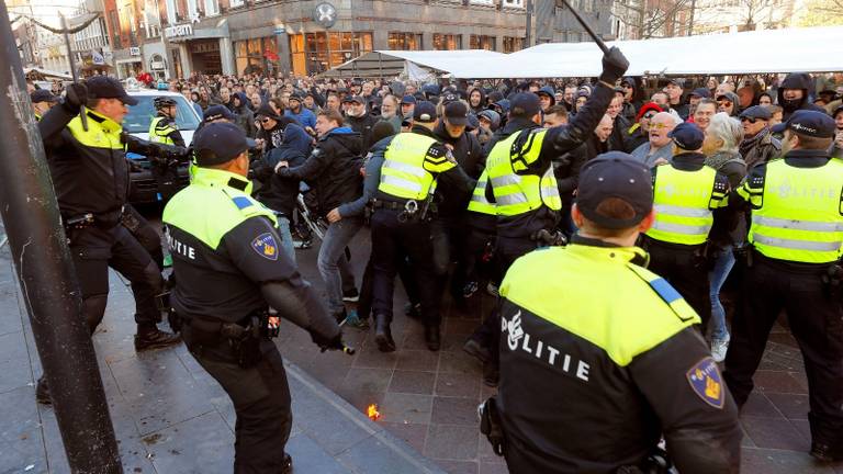 Pro-Zwarte Piet-demonstranten wilden tegenstanders te lijf gaan. (Foto: Dave Hendriks)