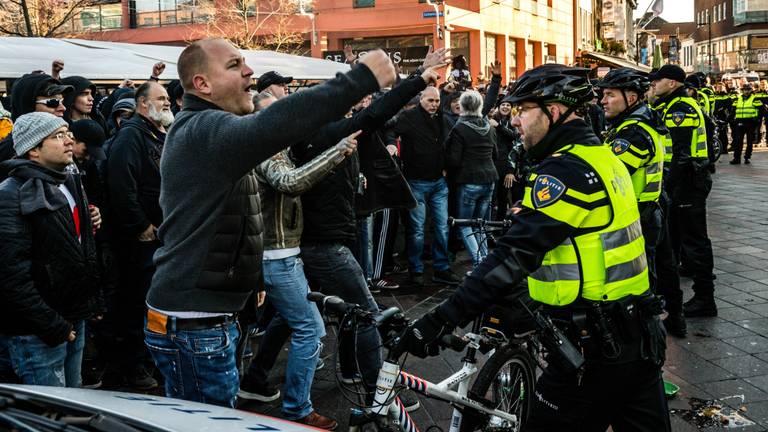 Tumult in Eindhoven zaterdag bij Sinterklaas (Foto: ANP)