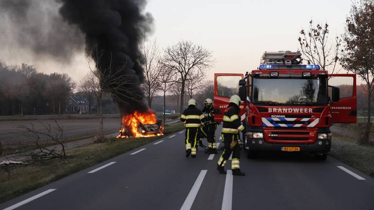 De auto vloog in brand. (Foto: SK-Media)