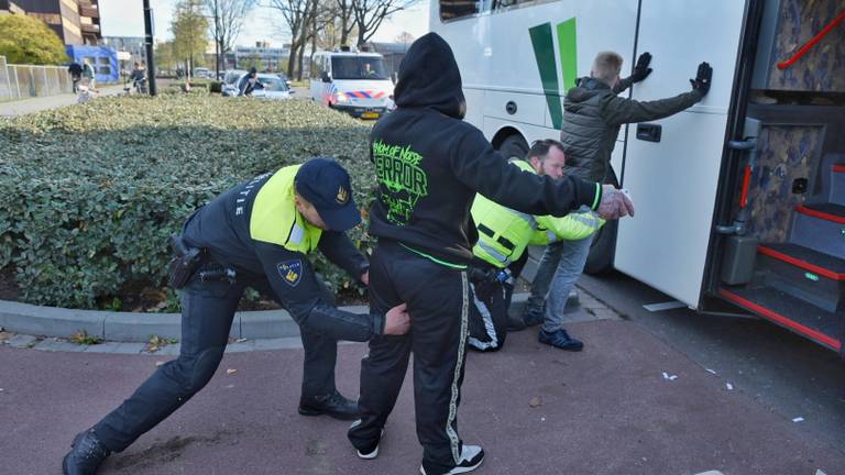 De demonstranten worden opgepakt.
