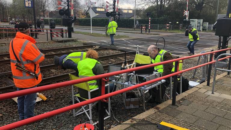 Onderzoekers aan het werk langs het spoor in Oss