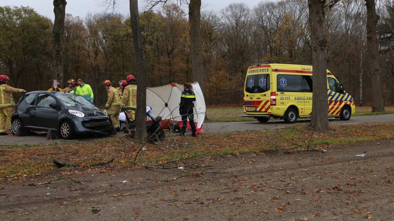 De vrouw zat bekneld en moest door de brandweer uit de auto gehaald worden. (Foto: Hans Hamersveld)