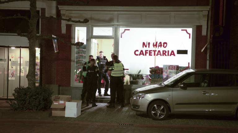 De politie onderzoekt de overval op cafetaria Ni Hao aan de Markt in Ossendrecht. (Foto: Gino Press)