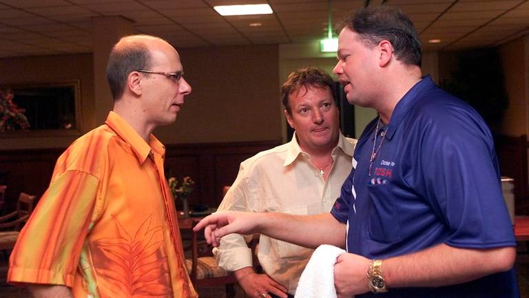 Ad Schoofs (midden) met Raymond van Barneveld (rechts) en Co Stompé (links) (foto: VI Images).