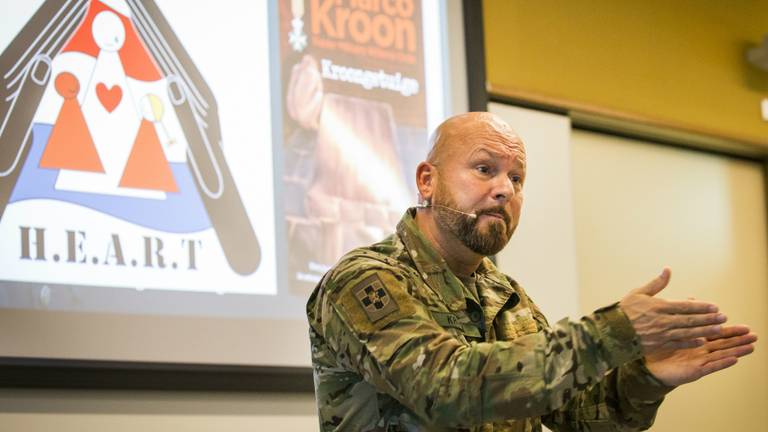 Kroon tijdens een lezing over zijn boek Kroongetuige (foto: ANP).