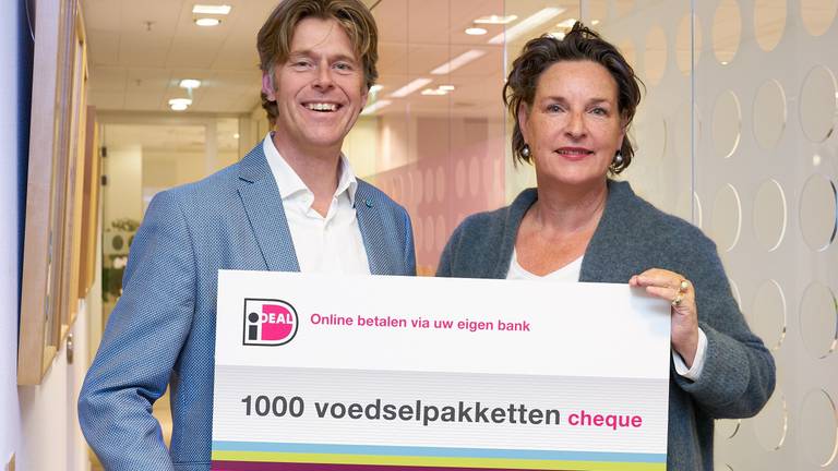 De cheque voor eerste duizend voedselpakketten wordt overhandigd (Foto: iDEAL)