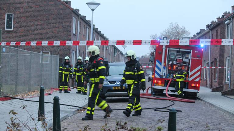 De brandweer onderzoekt de brand in Steenbergen (foto: GinoPress)