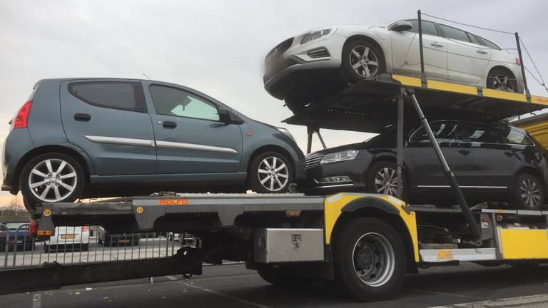 Meerdere auto's zijn in beslag genomen (foto: Willem-Jan Joachems)