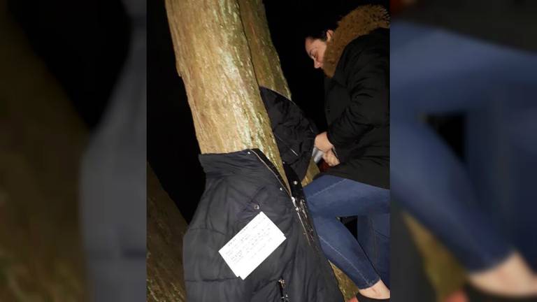 Winterjassen worden aan boom geritst voor daklozen.